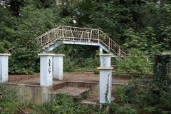 Brücke über eine Parkbahn