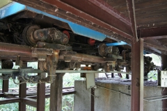 Wagen der Achterbahn von unten